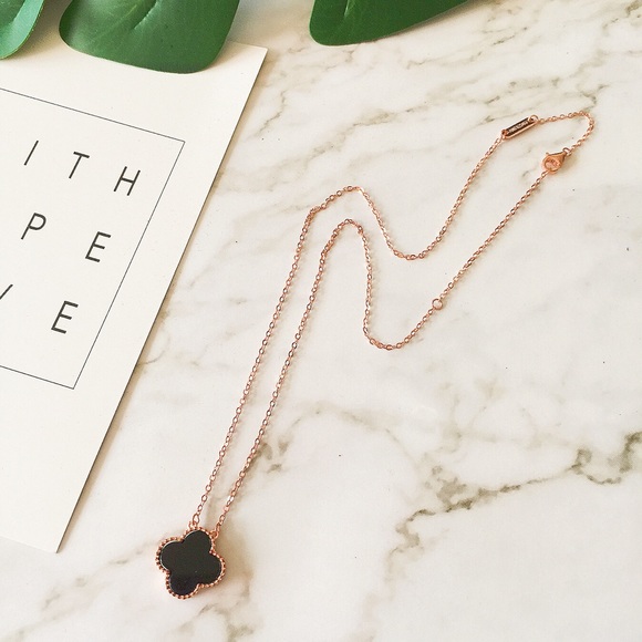 🆕 New Four-Leaf clover fashion necklace (black) - Picture 5 of 8